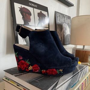 Kenneth Cole Suede Embroidered Wedges